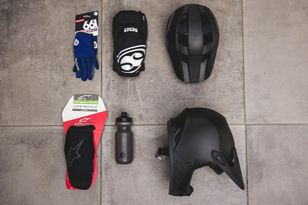Top quality gear, Helmet, gloves, kneepads, elbowpads